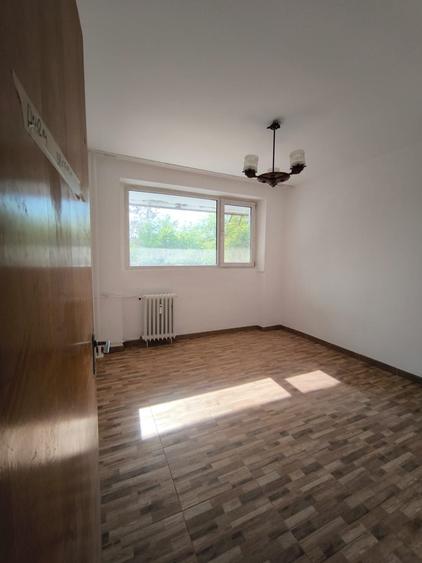 Apartament cu 3 camere decomandat în Valea Oltului