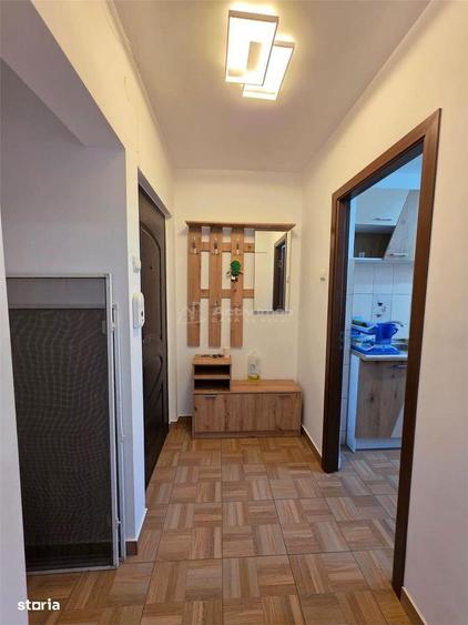 Apartament cu 3 camere decomandat, mobilat în Titan
