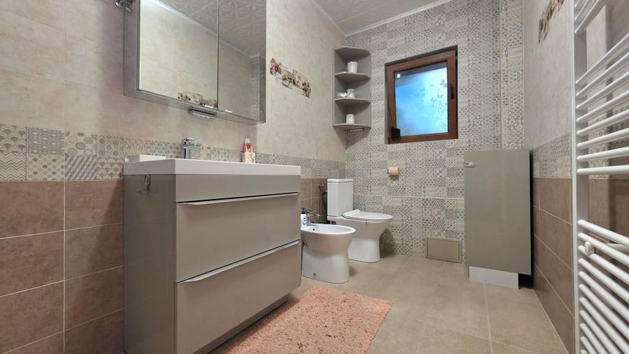 Casă individuală cu 4 camere cu Canalizare în Lazu