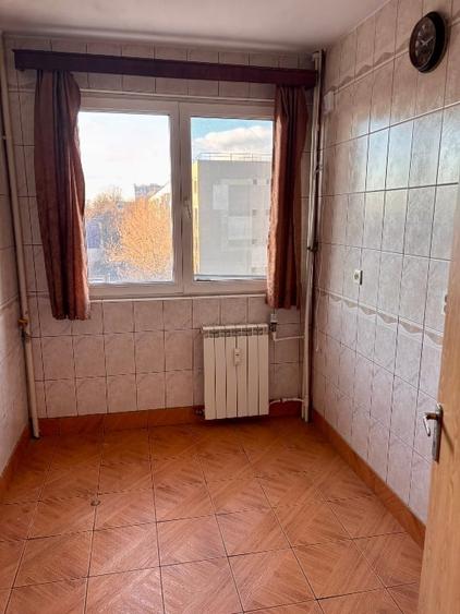 Apartament cu 3 camere semidecomandat în Gorjului