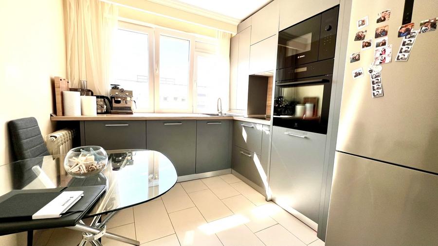 Apartament cu 3 camere semidecomandat, mobilat în Titan