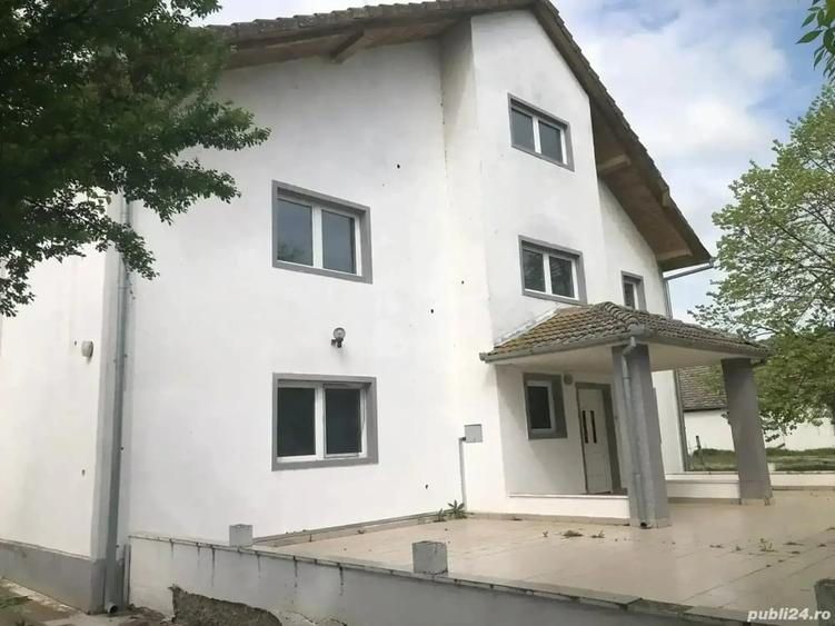 Casă cu 6 camere cu Teren 2877 Mp în Teremia Mare