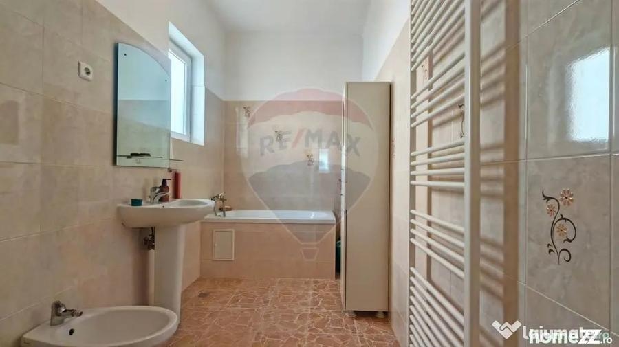 Apartament cu 4 camere semidecomandat în Domenii