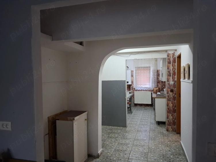 Apartament cu 3 camere decomandat în Lipovei