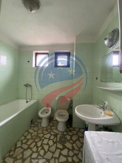 Casă individuală cu 5 camere cu Canalizare în Leamna de Jos