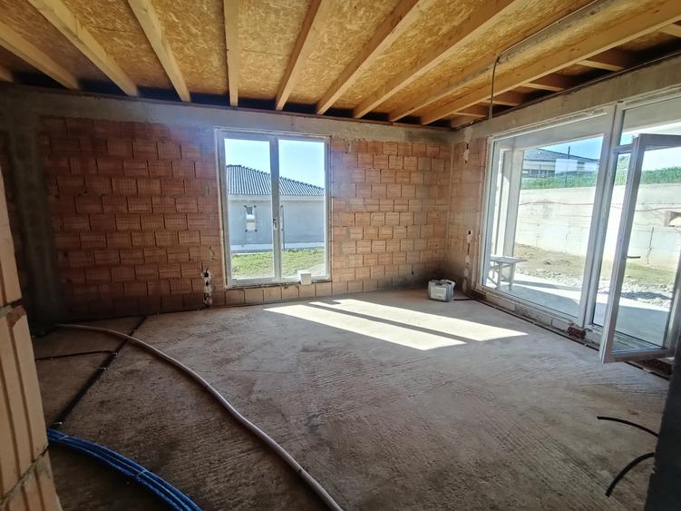 Casă individuală cu 4 camere cu Teren 600 Mp în Corușu