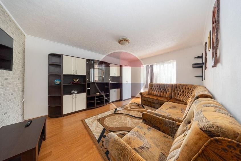 Apartament cu 3 camere decomandat, mobilat în Tractorul