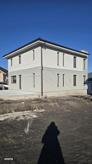 Casă cu 4 camere în Corușu
