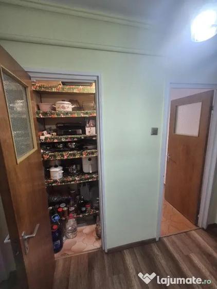 Apartament cu 3 camere decomandat în Exterior Vest
