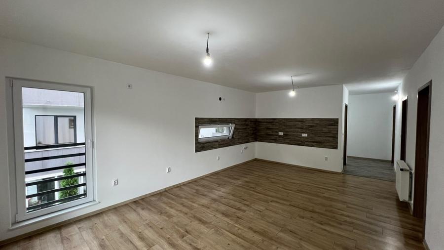 Apartament cu 4 camere decomandat în Independenței