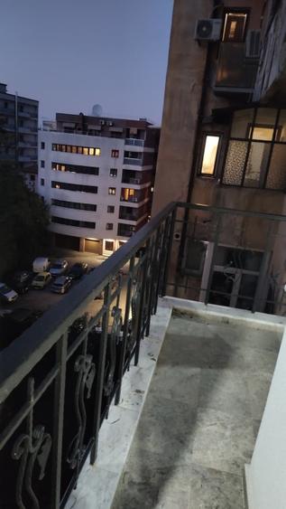 Apartament cu 4 camere semidecomandat în Armeneasca