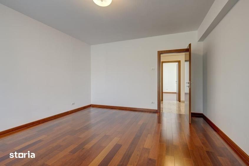 Apartament cu 4 camere în Romană