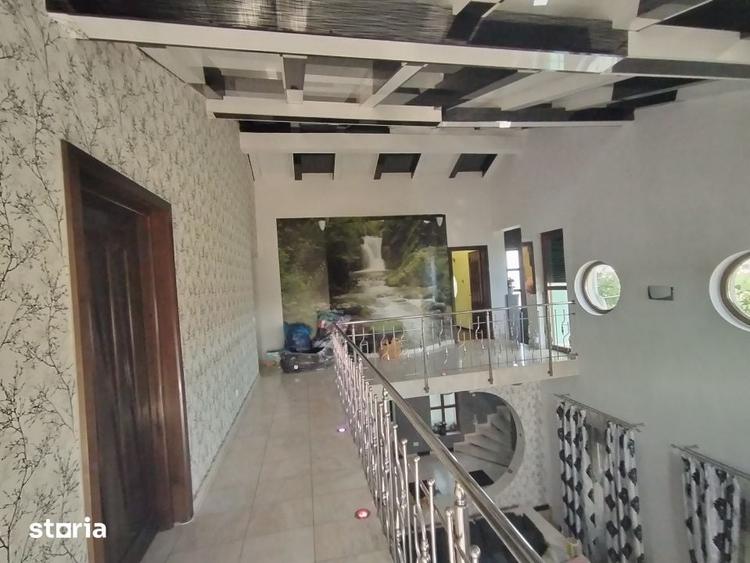Casă cu 7 camere cu Teren 527 Mp în Valea Rosie