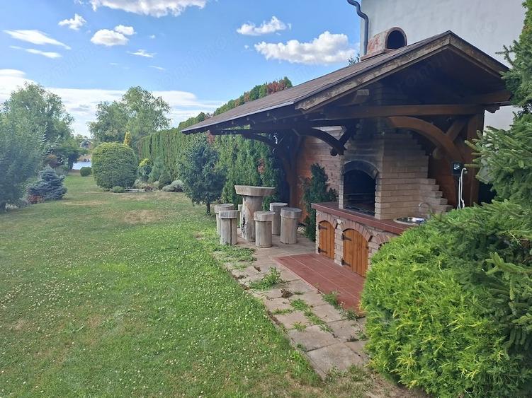 Casă cu 6 camere cu Teren 1750 Mp în Apa