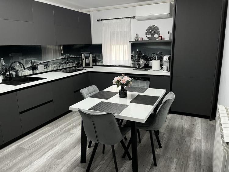 Apartament cu 3 camere semidecomandat în Ghiroda
