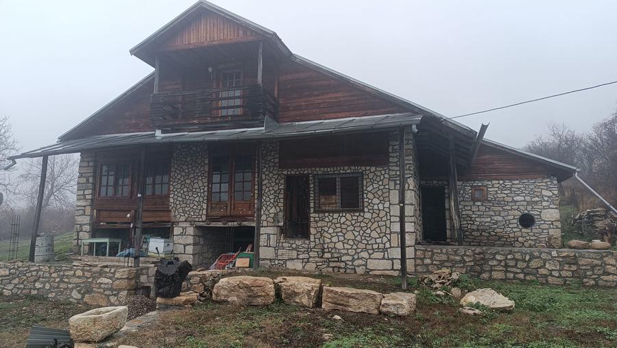 Casă cu 3 camere cu Teren 500 Mp în Pietroasele
