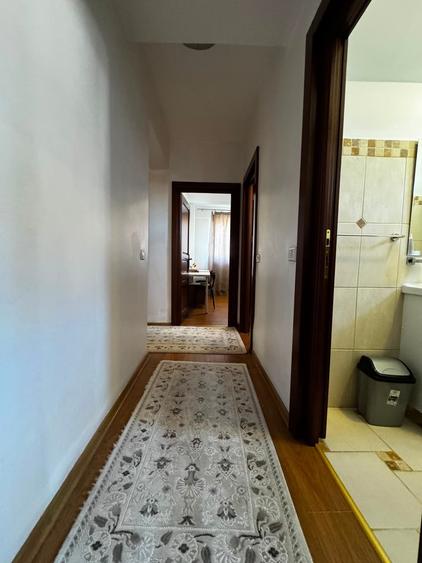 Apartament cu 4 camere semidecomandat în Tătărași