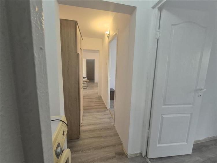 Apartament cu 3 camere semidecomandat în Dacia