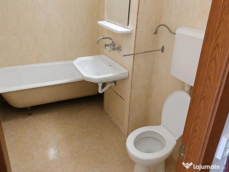 Apartament cu 3 camere decomandat în Rovine
