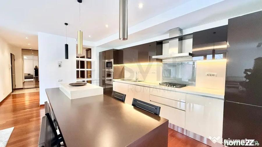 Apartament cu 4 camere decomandat în Central