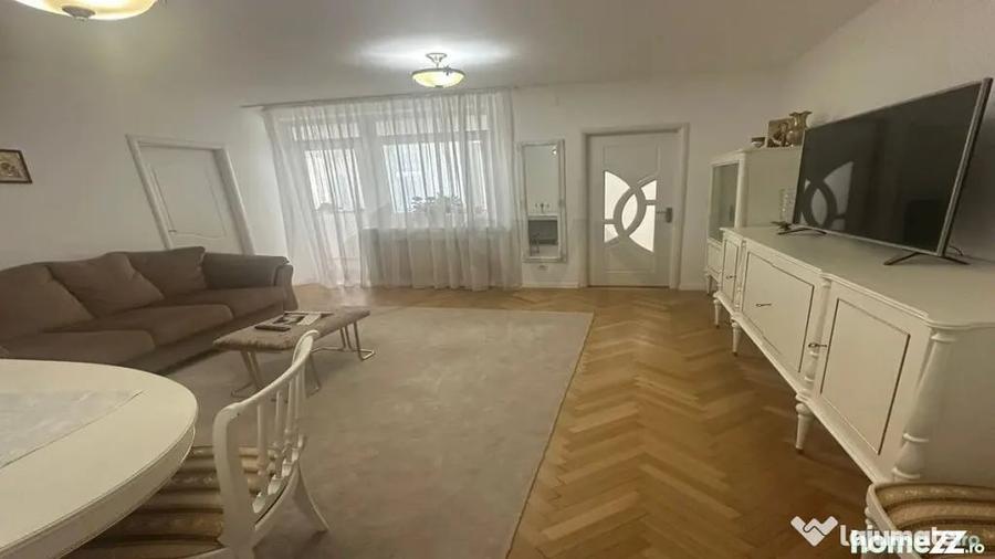Apartament cu 3 camere semidecomandat în Cișmigiu