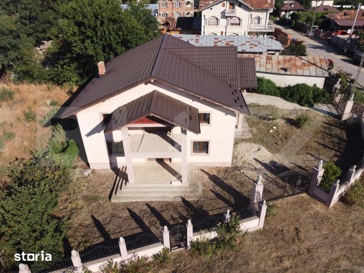 Casă cu 7 camere cu Teren 523 Mp în Slobozia