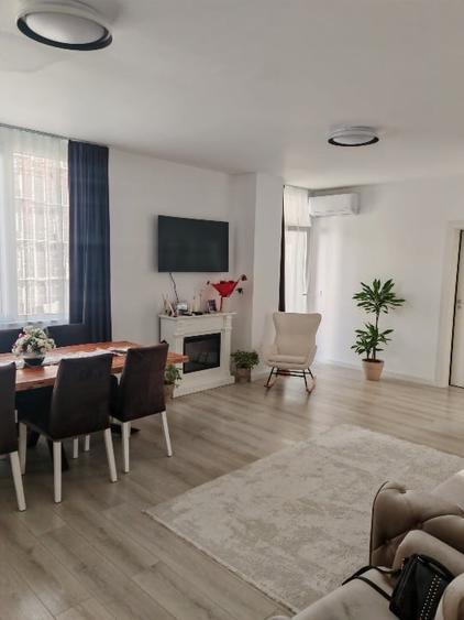 Apartament cu 3 camere decomandat, mobilat în Centura
