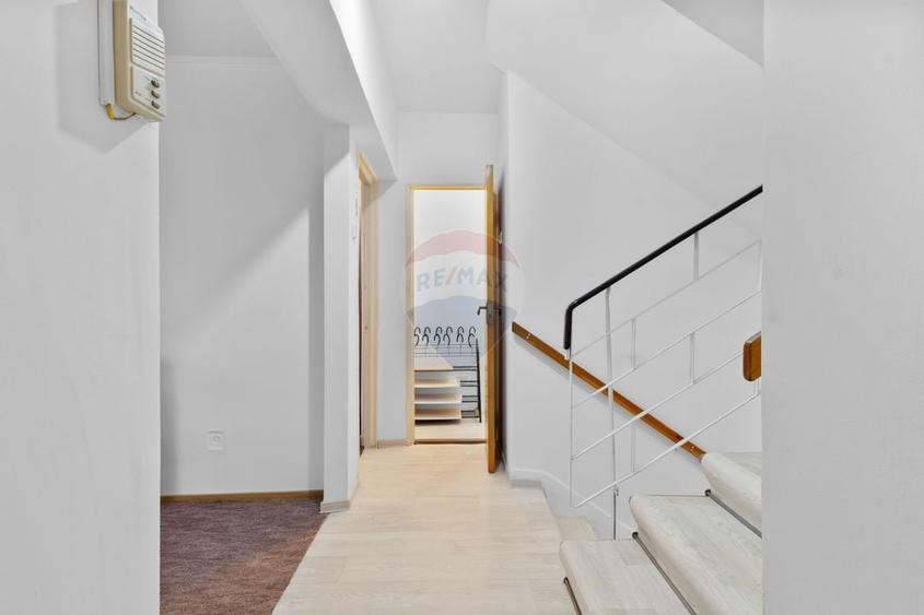 Apartament cu 3 camere decomandat, mobilat în Polivalentă
