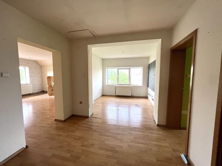 Casă individuală cu 7 camere cu Canalizare în Lidia