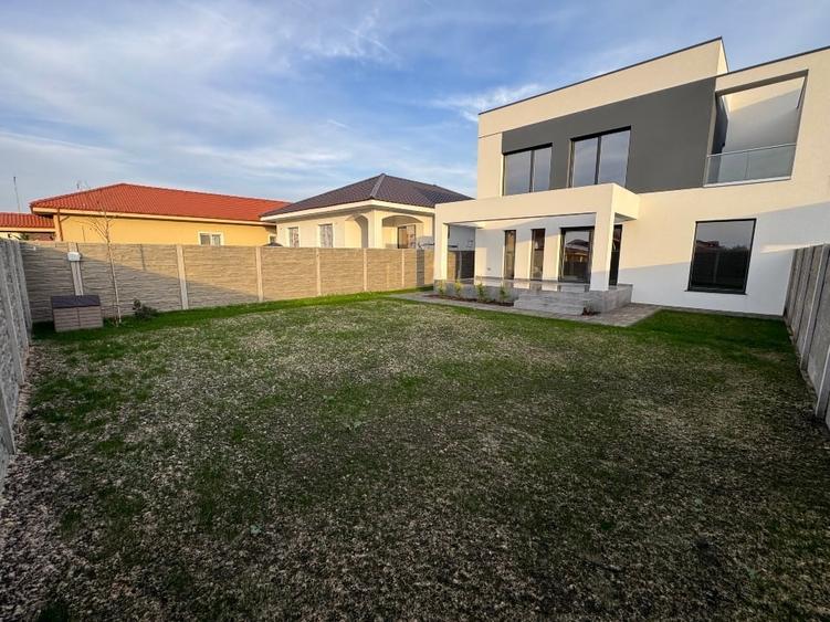 Duplex cu 5 camere cu Canalizare în Dumbrăvița