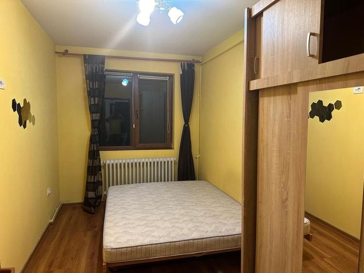 Apartament cu 3 camere decomandat în Podul de Piatră