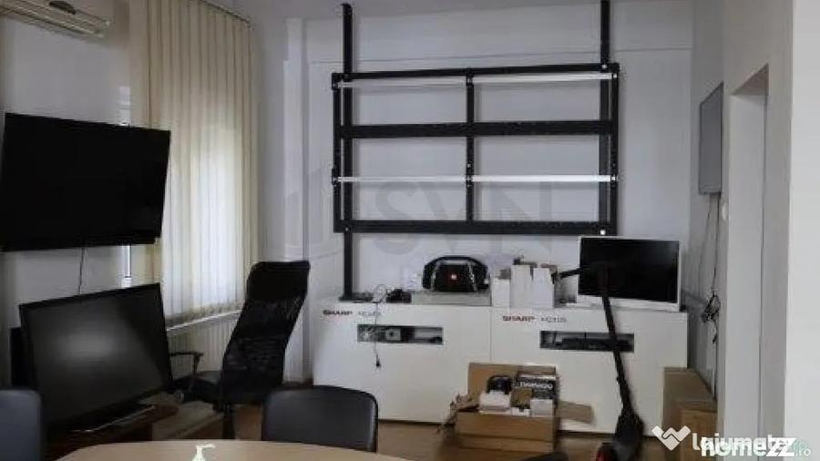 Casă cu 8 camere cu Teren 355 Mp în Nordului