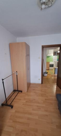 Apartament cu 3 camere semidecomandat în Obor