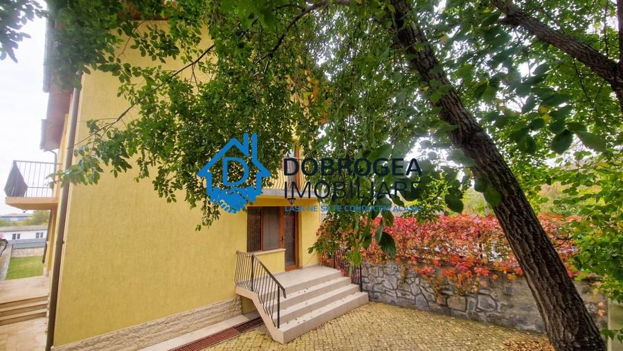 Casă individuală cu 5 camere cu Canalizare în Păcii