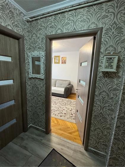 Apartament cu 3 camere semidecomandat în Micro 6