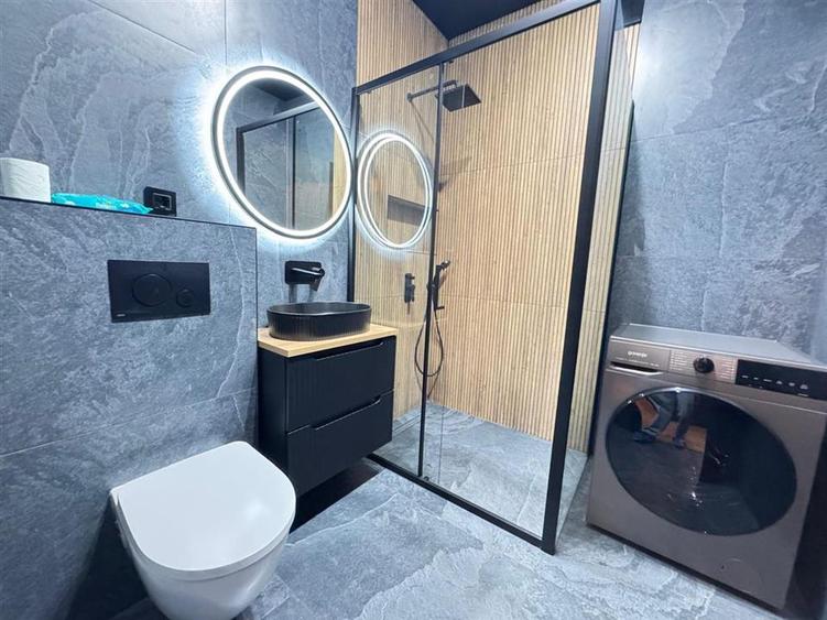 Apartament cu 3 camere semidecomandat, mobilat în Central