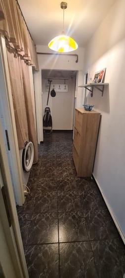 Apartament cu 3 camere semidecomandat în Km 4