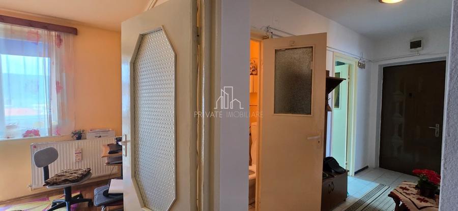 Apartament cu 4 camere decomandat în Est