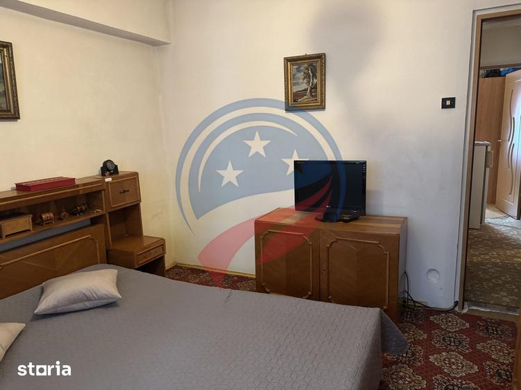 Apartament cu 3 camere decomandat, mobilat în Calea București