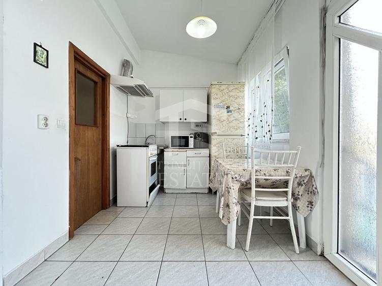 Casă individuală cu 6 camere cu Canalizare în Central