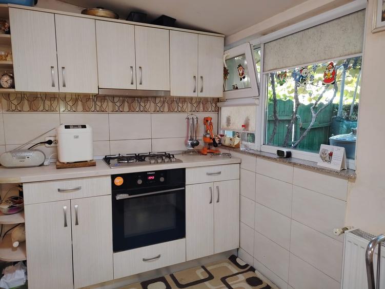 Apartament cu 3 camere semidecomandat în Craiovița Nouă