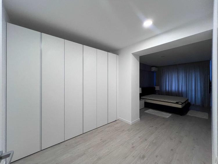 Apartament cu 3 camere semidecomandat în Pipera