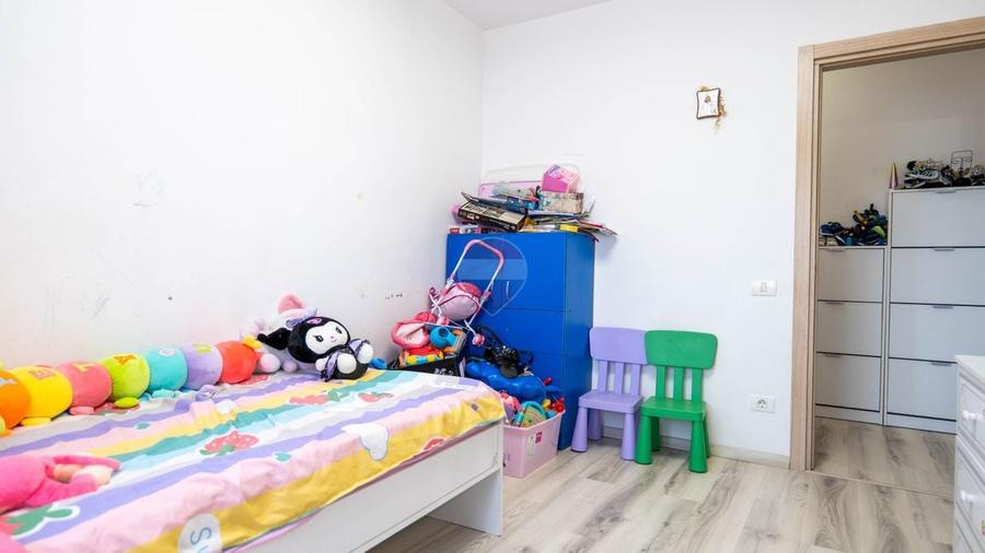 Apartament cu 3 camere semidecomandat, mobilat în Dobroești