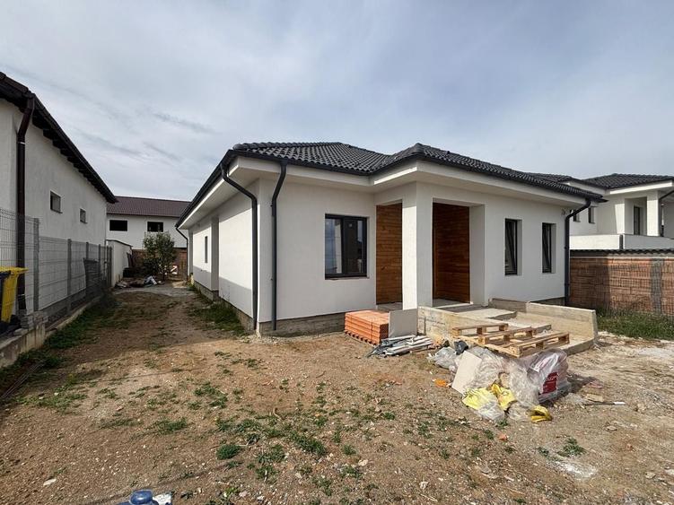 Casă individuală cu 4 camere cu Canalizare în Șelimbăr