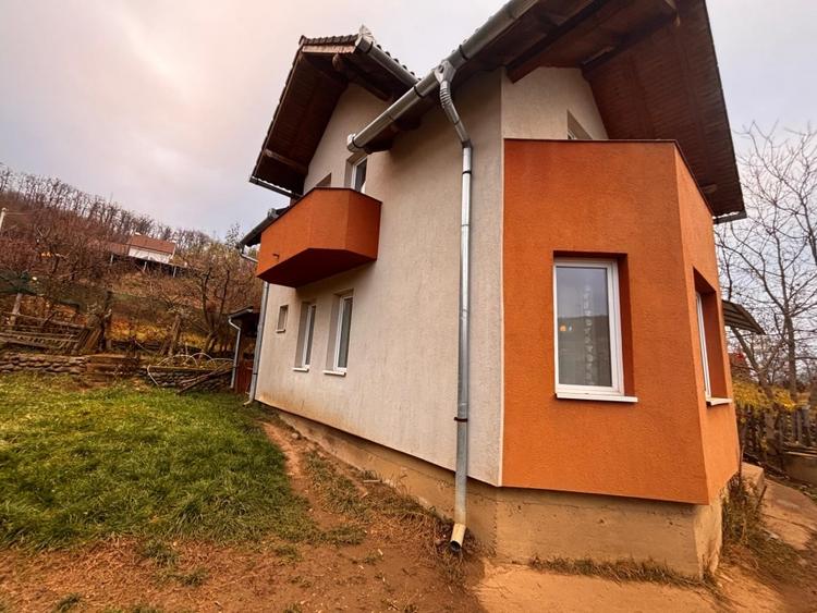 Casă individuală cu 3 camere cu Canalizare în Est