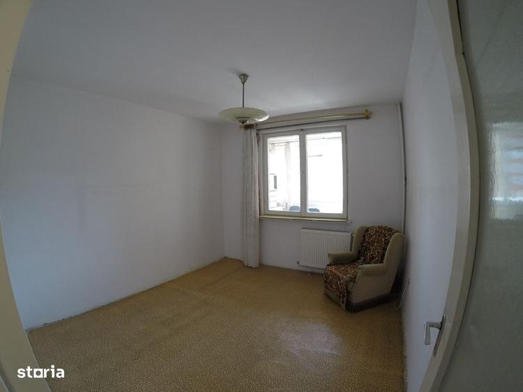 Apartament cu 3 camere semidecomandat în Griviței