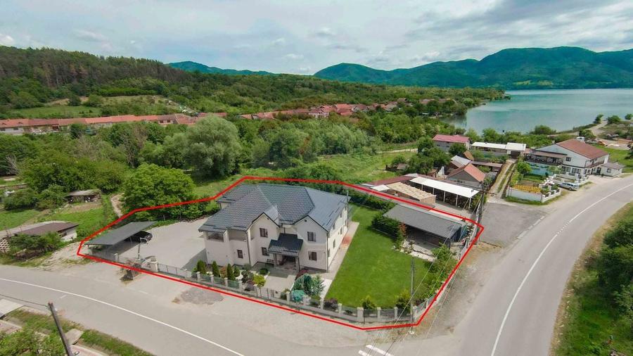 Casă individuală cu 9 camere cu Teren 1378 Mp în Eșelnița