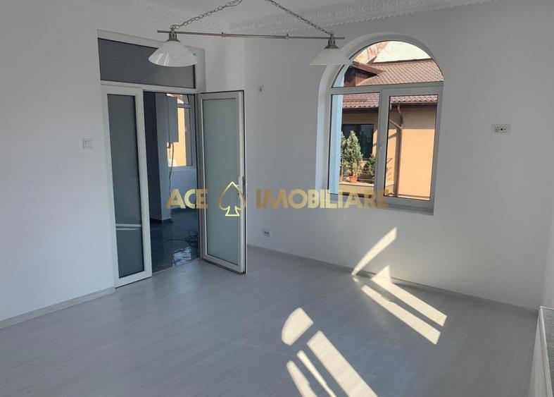 Casă individuală cu 9 camere cu Canalizare în Dacia