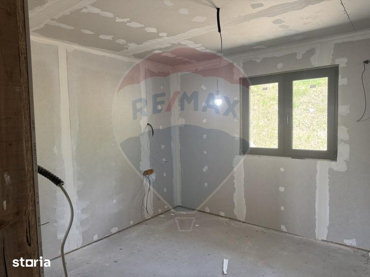 Casă cu 4 camere cu Teren 1109 Mp în Bonț