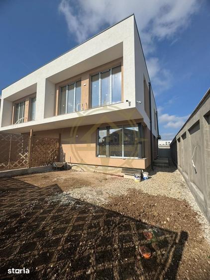 Casă cu 4 camere cu Teren 250 Mp în Petrești